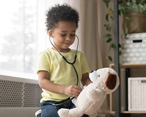 Un bambino con uno stetoscopio.
