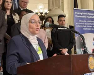 Giám đốc điều hành Trung tâm Y tế Sadler Manal El Harrak phát biểu tại Tòa nhà Quốc hội Bang Pennsylvania.